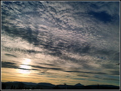 Amanece tras las nubes.