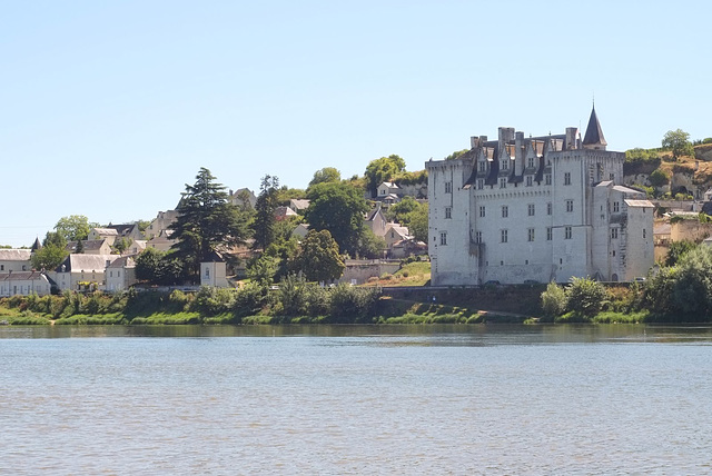 Le château de Montsoreau depuis la rive droite de la Loire