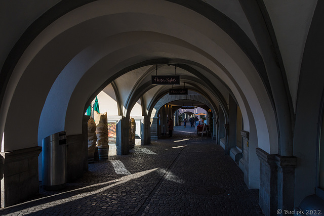 Zürich - unter den Arkaden am Limmatquai (© Buelipix)