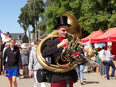 Compagnie Vibrato Mécanique , Gernard " tubéoniste à percussions" , capable de jouer de 6 instruments en même temps!