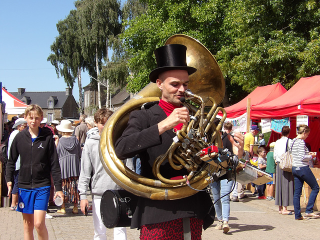 Compagnie Vibrato Mécanique , Gernard " tubéoniste à percussions" , capable de jouer de 6 instruments en même temps!