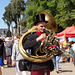 Compagnie Vibrato Mécanique , Gernard " tubéoniste à percussions" , capable de jouer de 6 instruments en même temps!