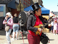 Compagnie vibrato mécanique,  Heidi, la seule et unique femme -orchestre d'Europe , capable de jouer de 6 instruments en même temps.