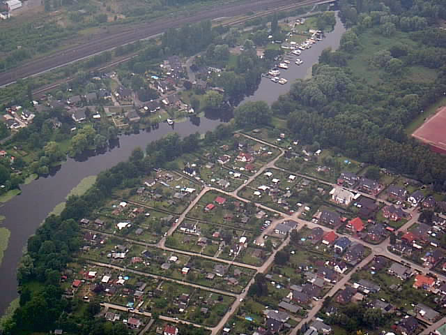 Wilhelmsburger Dove Elbe und Kleingärten im Hövelgebiet