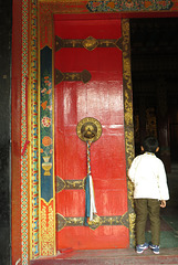 A l'entrée d'un temple bouddhiste (Bodnath = Boudhanath), Kathmandu (Népal)