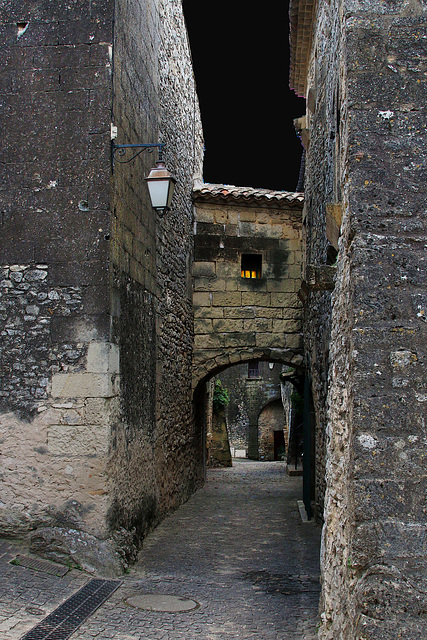 En balade à moto , j'ai découvert Valliguières , un beau village du XIIe siècle .