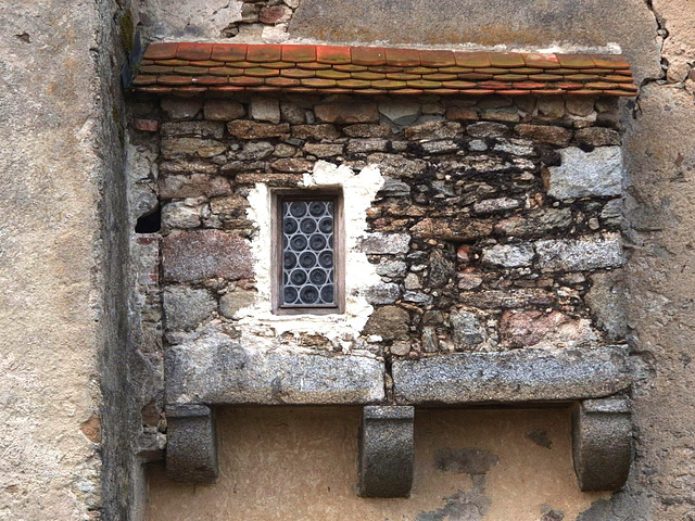 Unu el fenestroj de la fortikaĵo Cuknštejn I