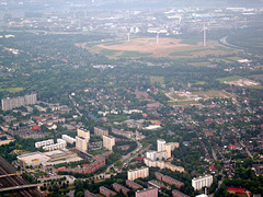 Wilhelmsburger Einkaufszentrum, im Hintergrund der Georgswerder Energieberg