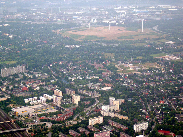 Wilhelmsburger Einkaufszentrum, im Hintergrund der Georgswerder Energieberg