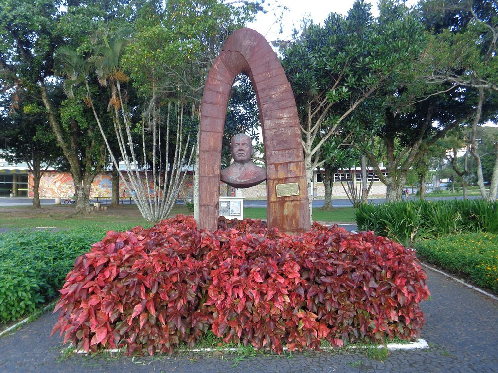 DSC06655 - escultura do Prof. Henrique da Silva Fontes