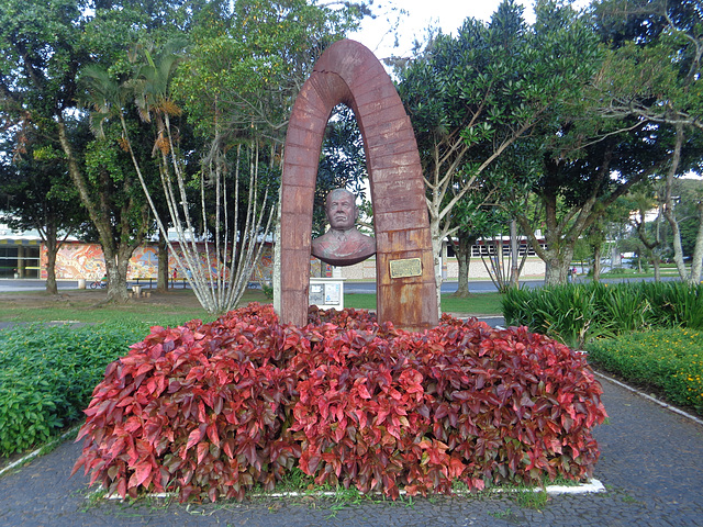 DSC06655 - escultura do Prof. Henrique da Silva Fontes