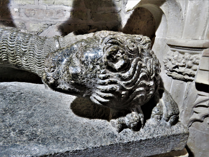 winchelsea church, sussex (53) lion under feet ofc13 knight on the north chapel tomb