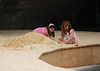 Jouer avec du sable stimule l'imagination de ces petites princesses . Paris plages 2011
