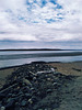 Nuages bleutés et plage déserte