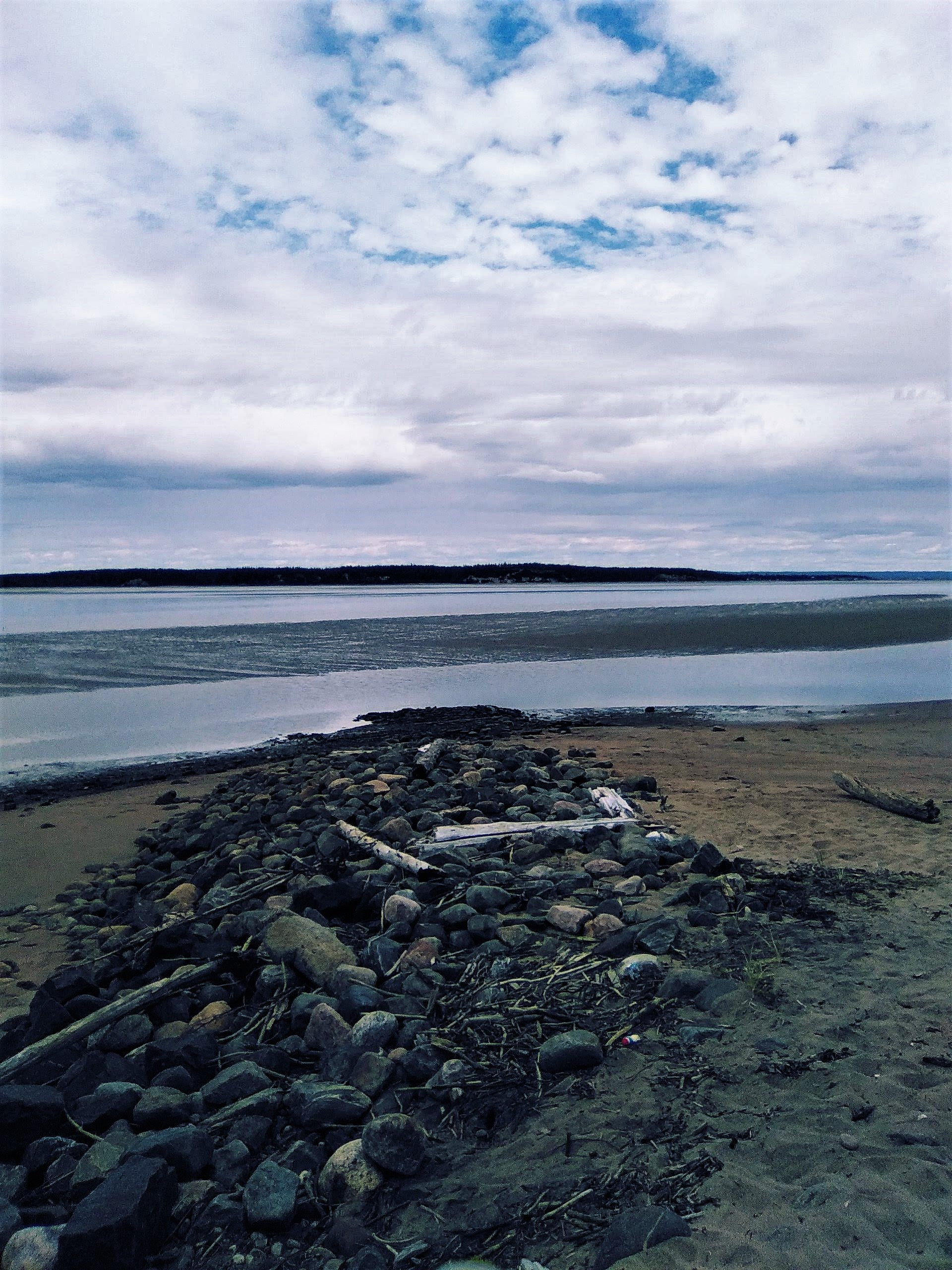 Nuages bleutés et plage déserte