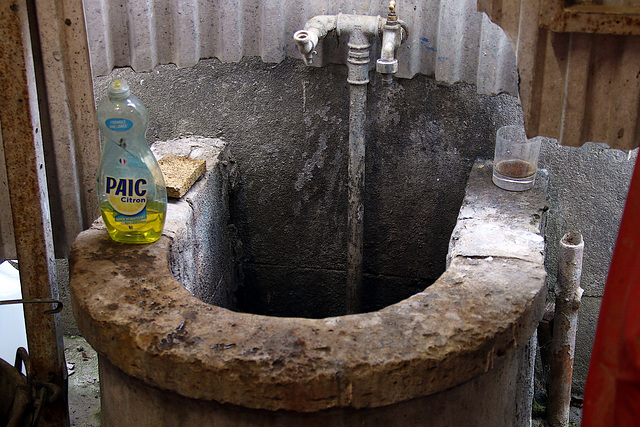 Evier de fortune , lavabo et accessoirement pissoir . Puces de Saint-Ouen ..