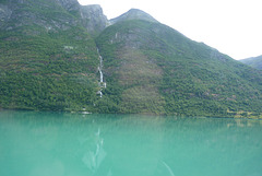 Lago y Cascada en Noruega