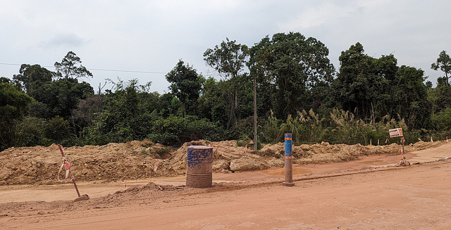 Un baril au milieu de nulle part / A barrel in the middle of nowhere
