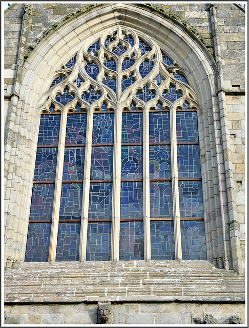 Fenêtre de la façade de l'église de Saint sauveur à Dinan