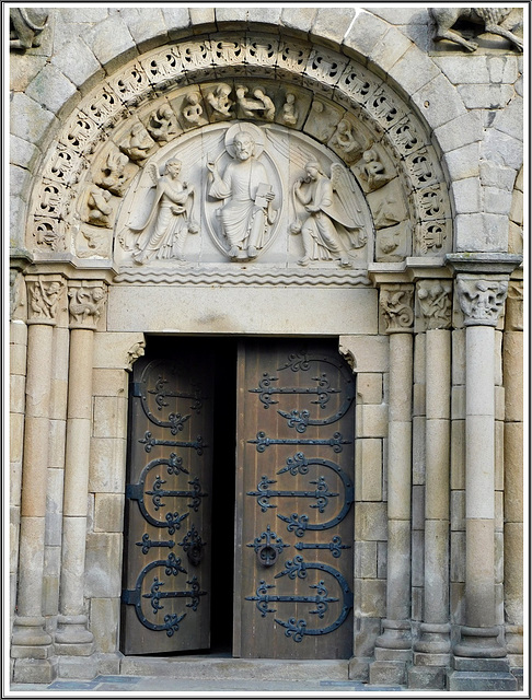 La porte centrale de la basilique saint sauveur de Dinan