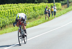 Cycliste échappé du peloton :Etape Mourenx Libourne, tour 2021, 15 km avant l'arrivée à Libourne