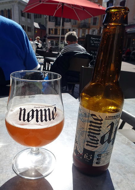 Nonne ein Bier aus Savojen in Annecy