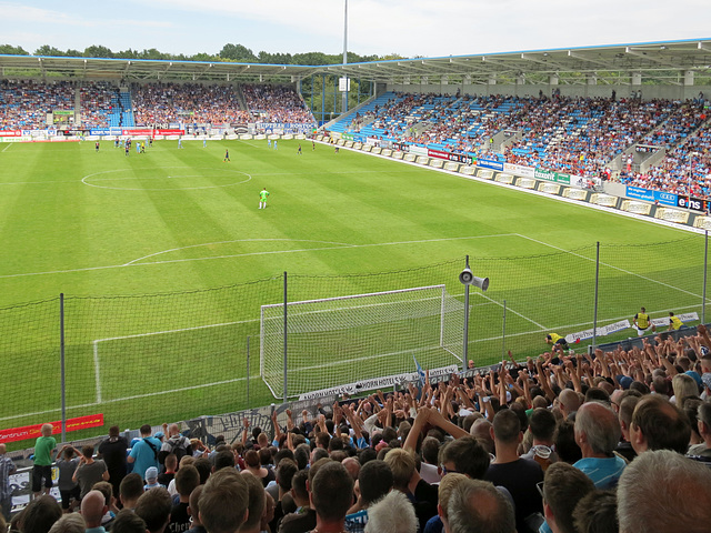 Spielszene auf der Fischerwiese beim Spiel gegen Hansa Rostock