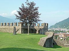 Burgmauern, mit Blick richtung Locarno