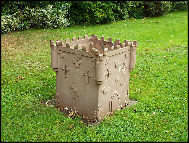 castle litter bin