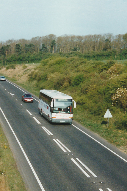 Birmingham Coach Co X422 WVO passing Watton-at-Stone - 23 Apr 2002