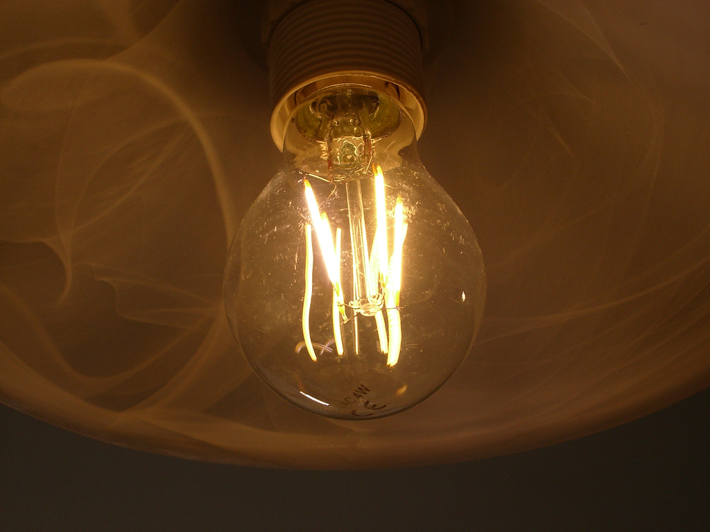 Filamented LED light bulb