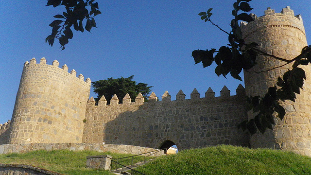 Puerta en la muralla / Pordo en la remparo