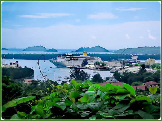 MAHE' : il porto di Victoria visto dalla zona alta della capitale - la C0sta Romantica ci attende per portarci in Madagascar