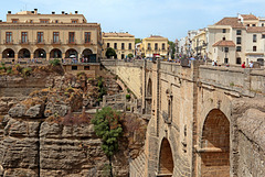 Ronda - Die Puente Nuevo mit den Hotels "Parador" und "Don Miguel" (2)