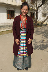 Tibétaine en habits de fête lors du Nouvel An Tibétain (à Bodnath = Boudhanath), Kathmandu (Népal)