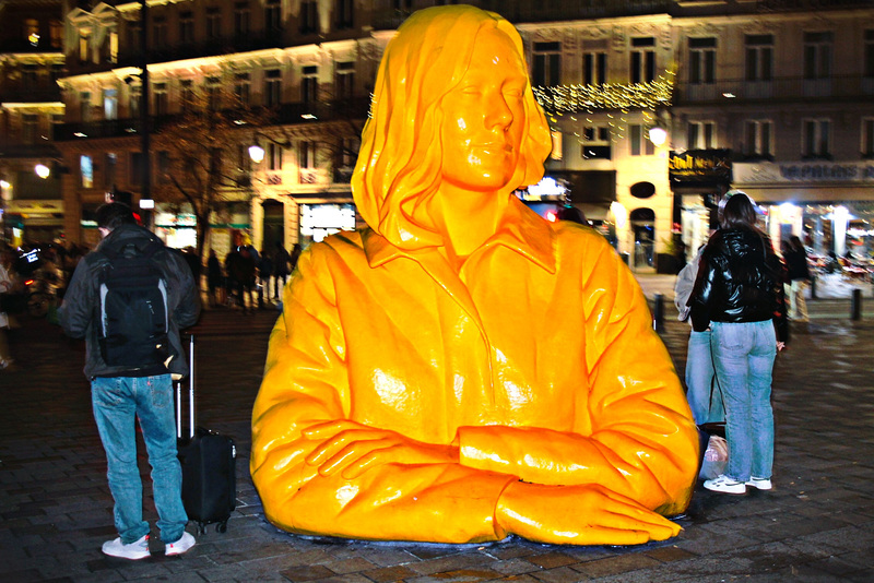 Romy sur le parvis de la gare Lille-Flandres.