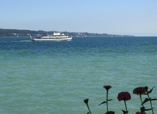 Ein Schiff verlässt die Insel Mainau.