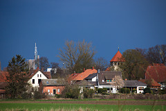 Blick auf Grasdorf, im Hintergrund der Turm vom Messegelände (dort sind zur Zeit viele Menschen aus der Ukraine untergebracht, als sichere Zwischenstation)