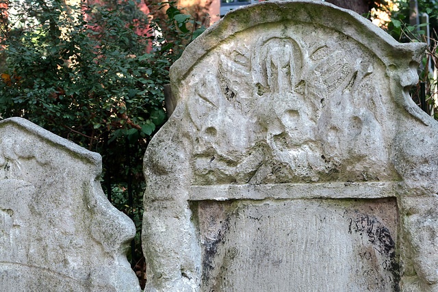 IMG 2923-001-Skull & Crossbones Headstone