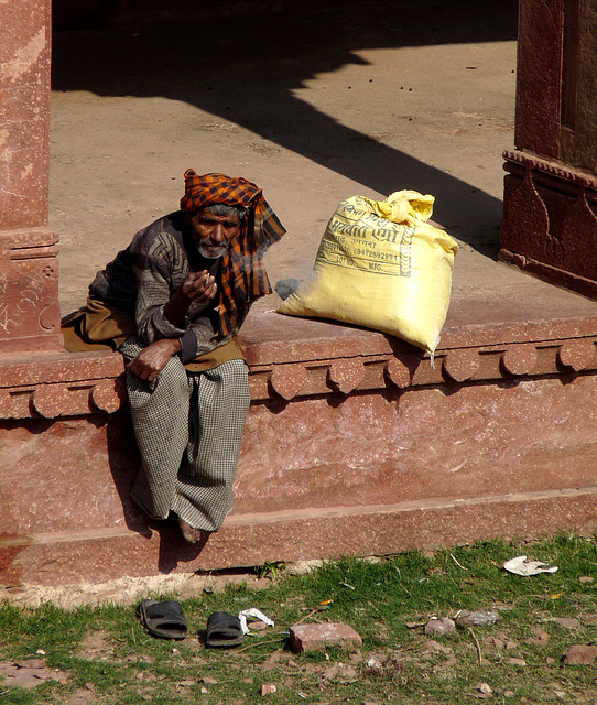 Fatepur Sikri- Smoking Workman