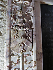 winchelsea church, sussex (78) c17 vulning couped pelican heraldry on tomb of margaret godfrey +1611