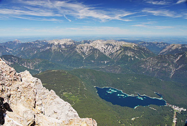 Blick von der Zugspitze (vorne re. der Eibsee)