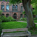 Bank vor der Schule