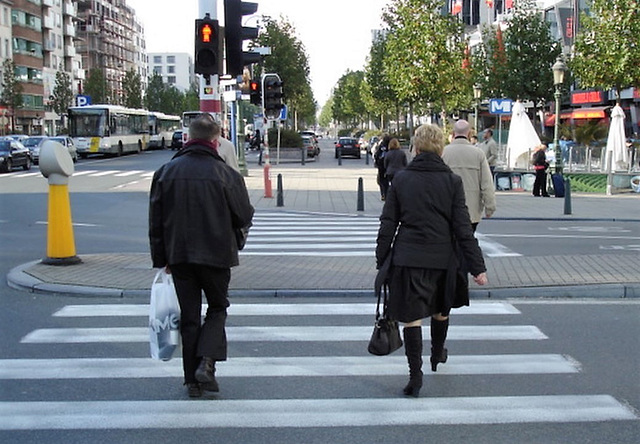 La Dame à la sacoche en bottes à talons hauts