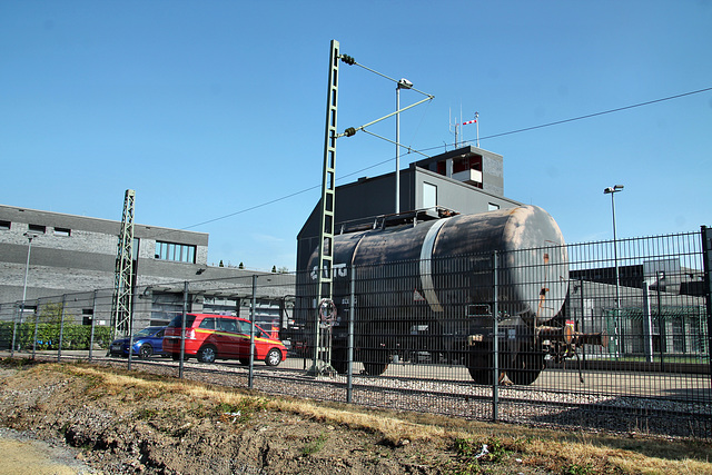 Waggon mit Oberleitung an der ehem. Bahntrasse (Mülheim-Broich) / 19.08.2018