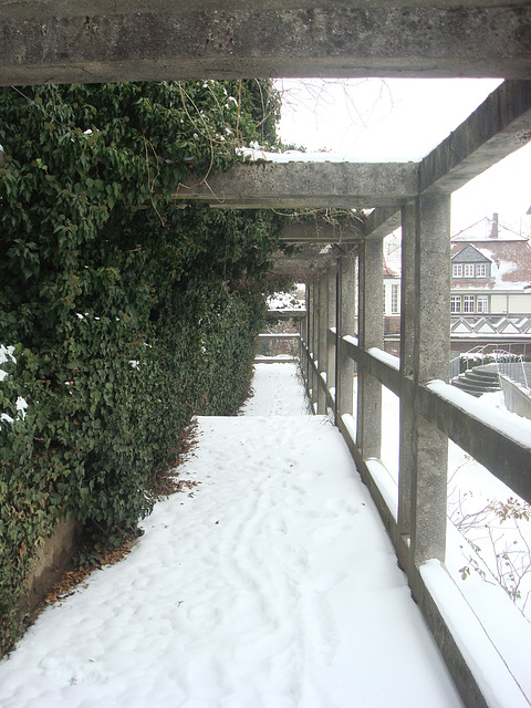 Pergola vor dem Ausstellungsgebäude