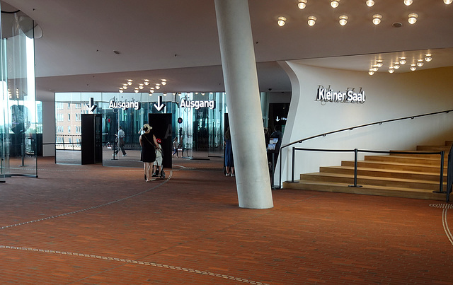 Auf der Besucherplattform der Elbphilharmonie in Hamburg