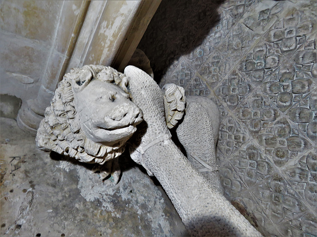 winchelsea church, sussex (85)c14 lion on the tomb of gervase de alard +1310