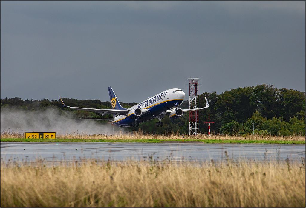 Ryanair hebt von regennasser Startbahn ab