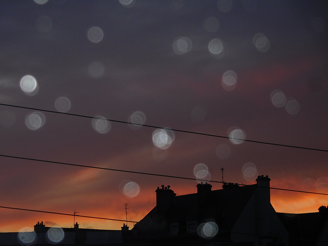 ce soir au coucher du soleil derrière les carreaux ou la pluie a laissé ses traces